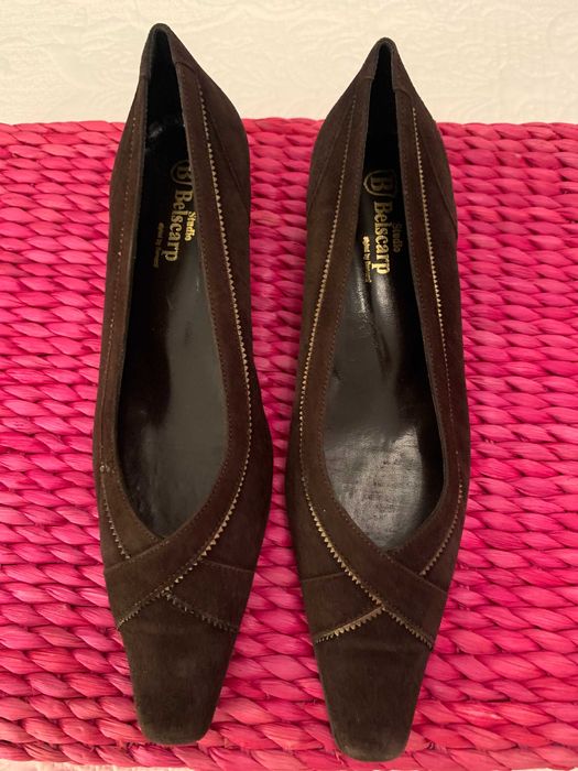 Sapatos camurça castanhos