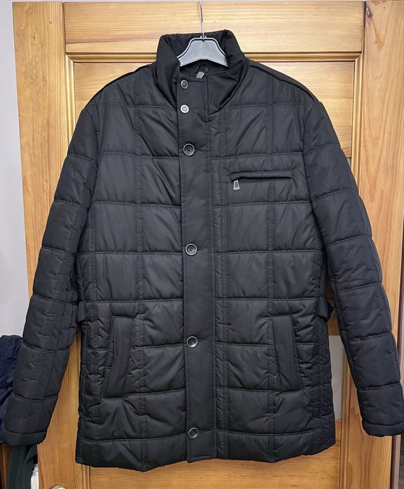 Чорна стьобана зимова куртка з хутряною підкладкою від бренду KEZZ