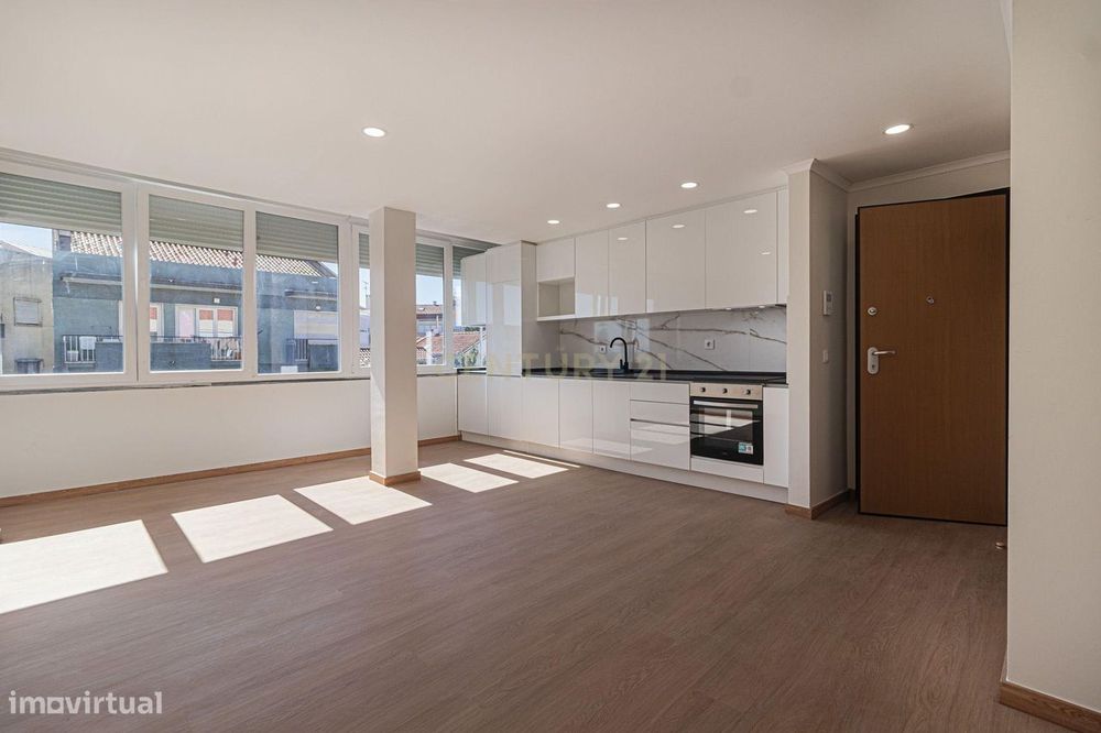 T2 Totalmente Remodelado | Luminosidade, Conforto e Terraço de 45 m²
