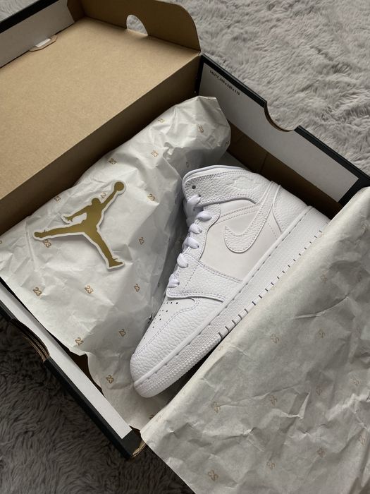Jordan 1 Mid “Triple White” / Nike Dunk Low “Acid Wash”