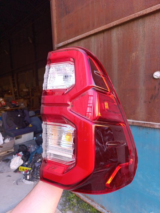 Фонарь задний правий Toyota Hilux 8 N120 2020-2025г 2 рестайлинг led. Новый. Дефект