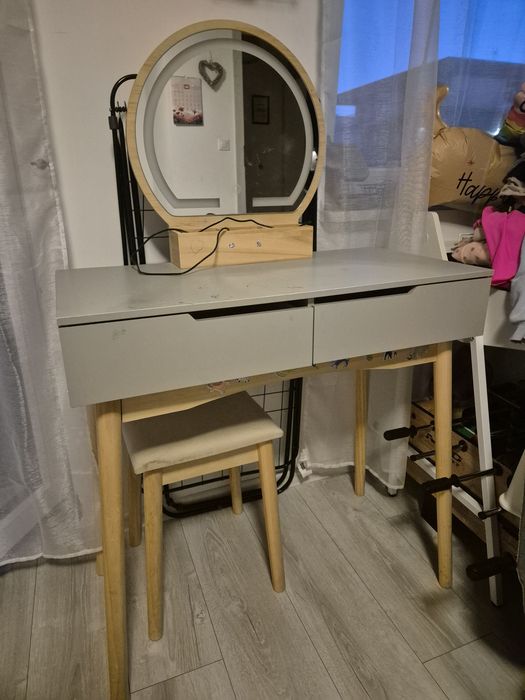 Toaletka z podświetleniem i krzesłem