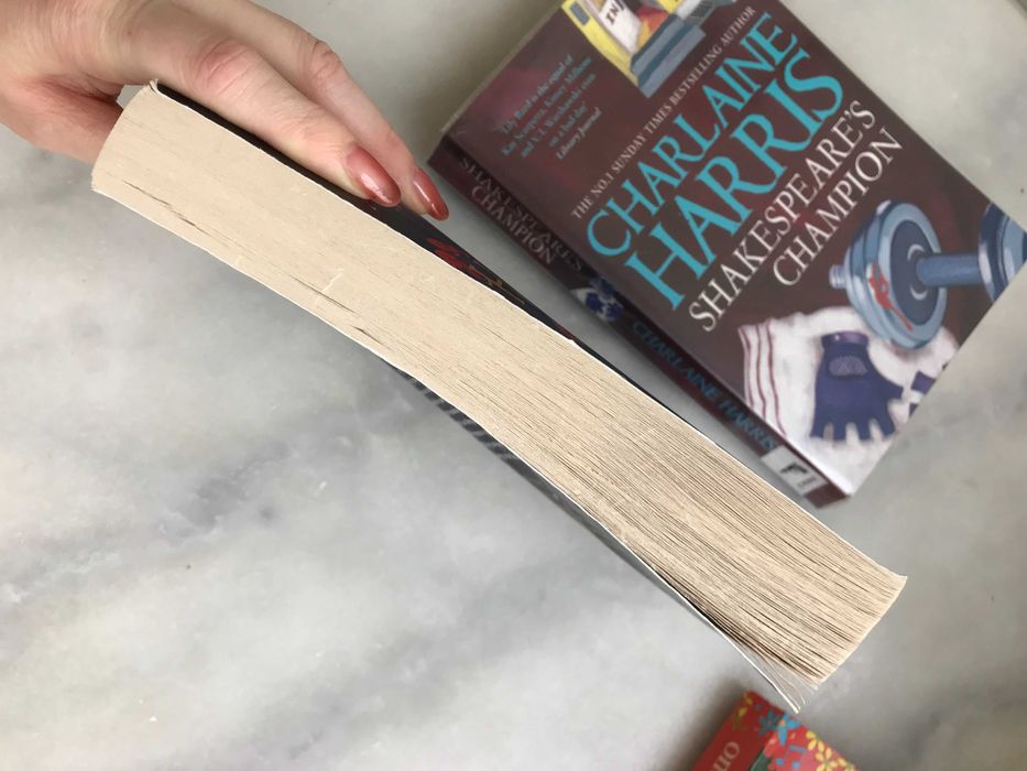 Книга англійською мовою "the red monarch" - bella ellis