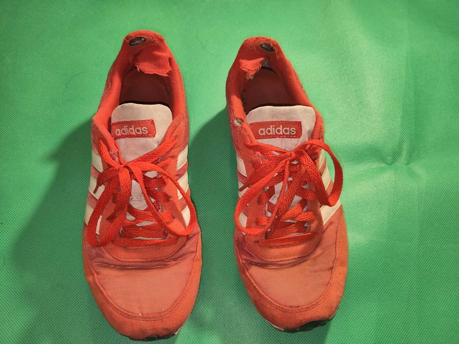 Buty Adidas męskie czerwone z trzema białymi paskami letnie rozmiar 40
