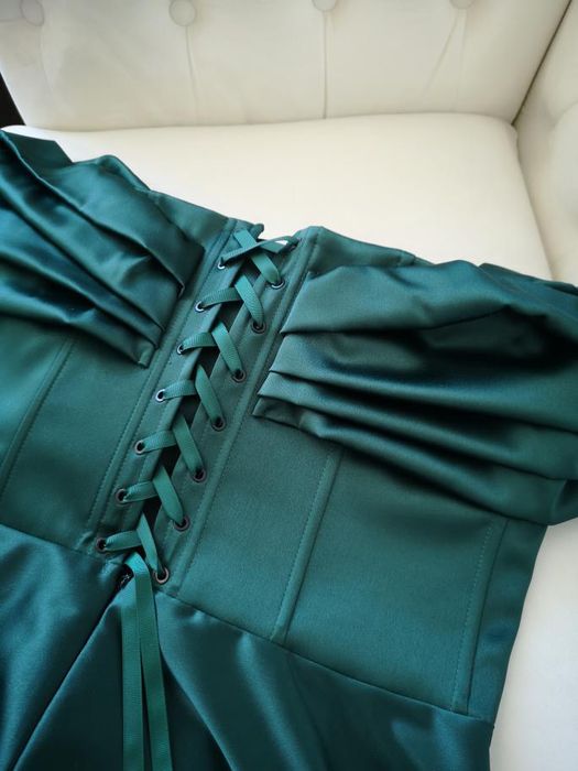 Розкішна вечірня сукня з атласу — корсетна, зелена, як із казки