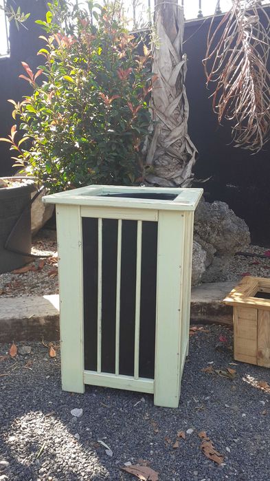 Bonitos vasos de madeira para interior e exterior