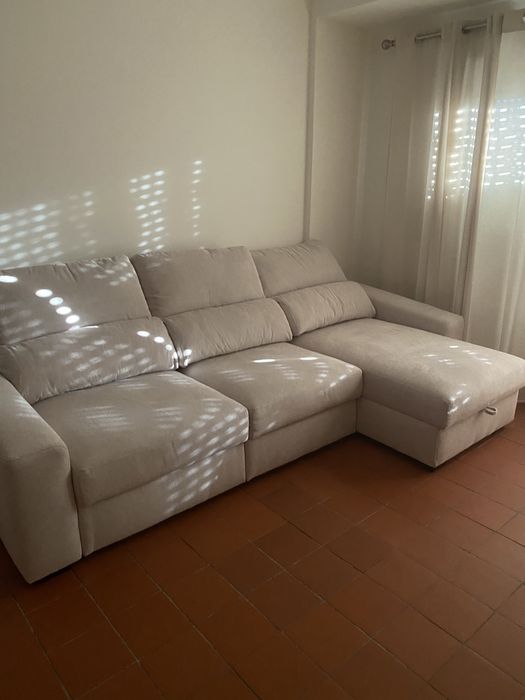 Sofá de 3 lugares com chaise long bege