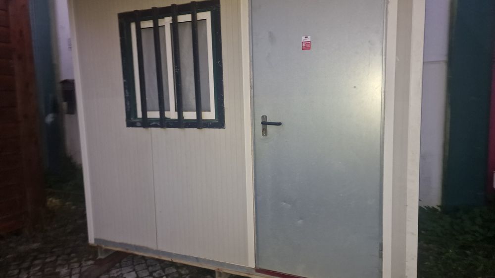 Escritorio com cosinha cecretarias 3x2.40 em bom estado