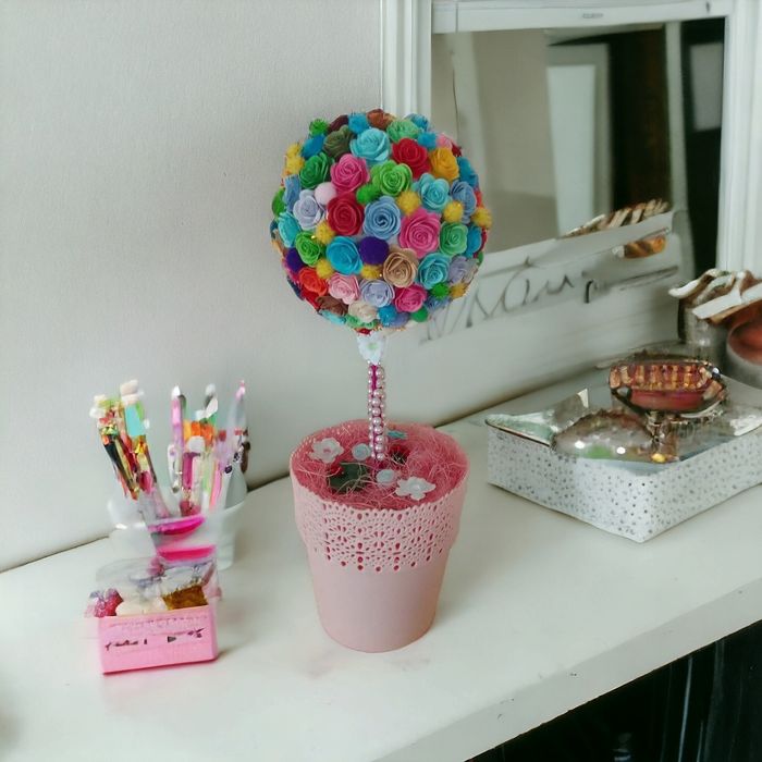 Drzewko z kwiatów papierowych i pomponów