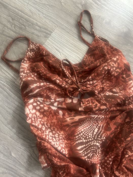 Sukienka na regulowanych ramiaczkach