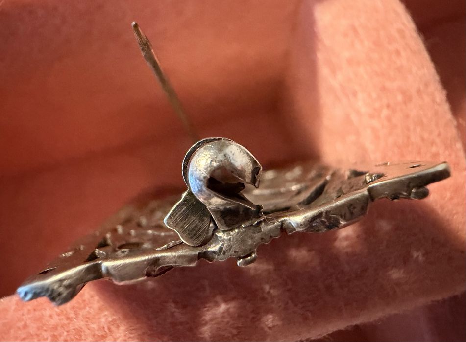 Pregadeira antiga em prata e pequenos pedaços em ouro.