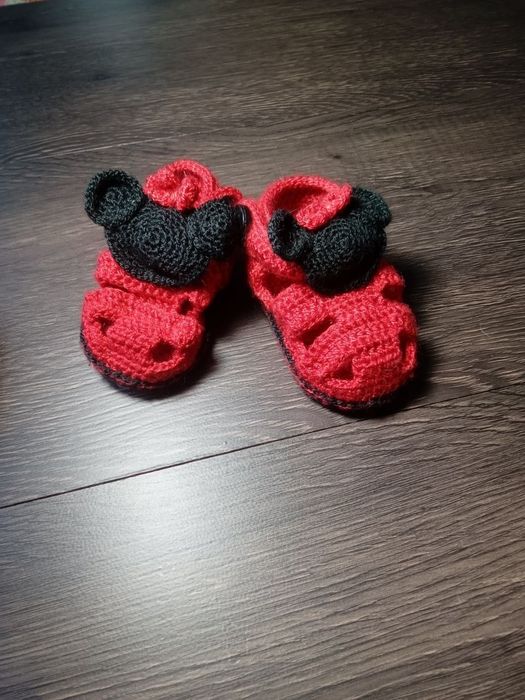 Дитячі в'язані пінетки.