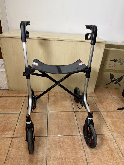 Ролятор ходунки алюмінієві з сидінням дуже легкі ,стан ІДЕАЛЬНИЙ!!!