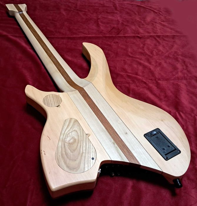 Електрогітара 7 струн хедлес мультімензура наскрізний гриф EMG pickups