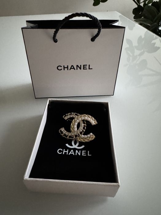 Piekna ponadczasowa broszka Chanel