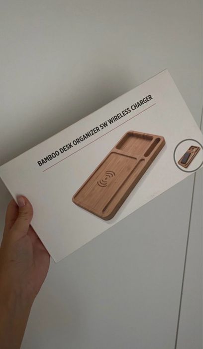 Bambusowy organizer na biurko z funkcją ładowarki bezprzewodowej