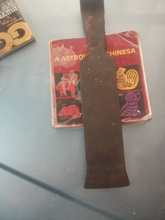 Machado espalmado. Robusto.