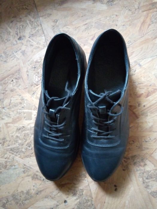 Шкіряні жіночі кросівки.