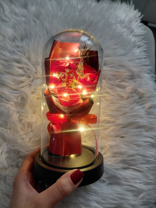 bukiet róż w szkle wieczna róża świecąca