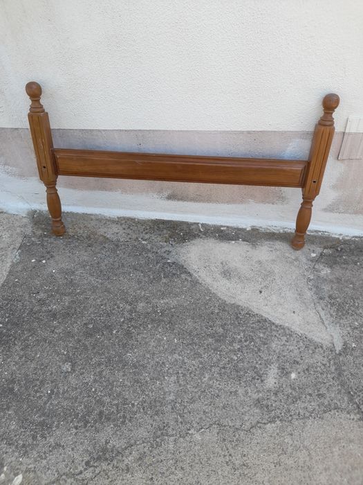 Cama de corpo e meio em madeira maciça.