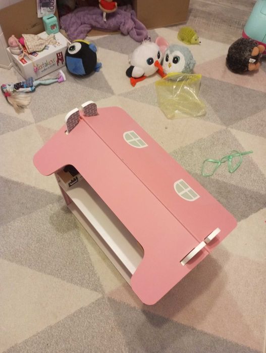 Domek dla lalek z wyposażeniem.