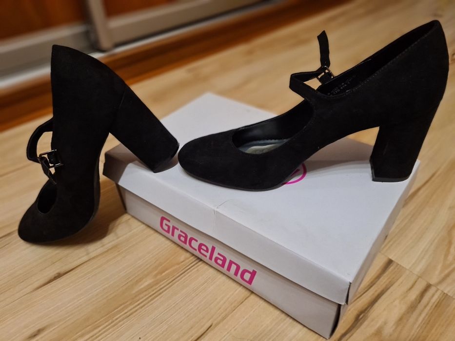 Czółenka na pasku, stabilny obcas