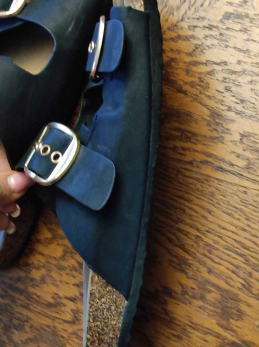 chodaki klapki loafersy złote klamry sandały profilowane na korku
