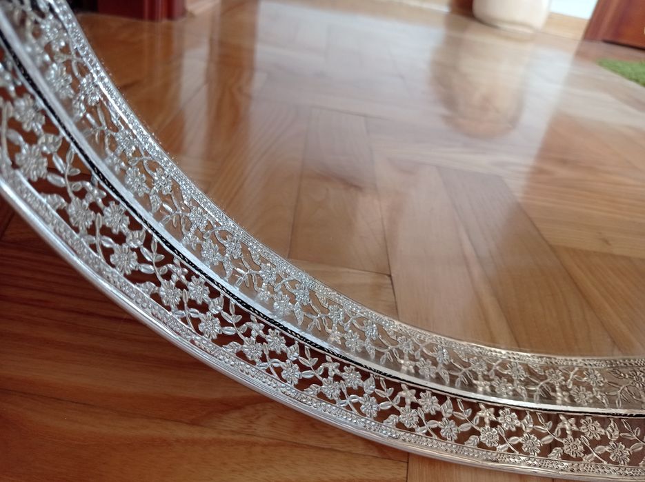 Lustro z piękną ramką metalową