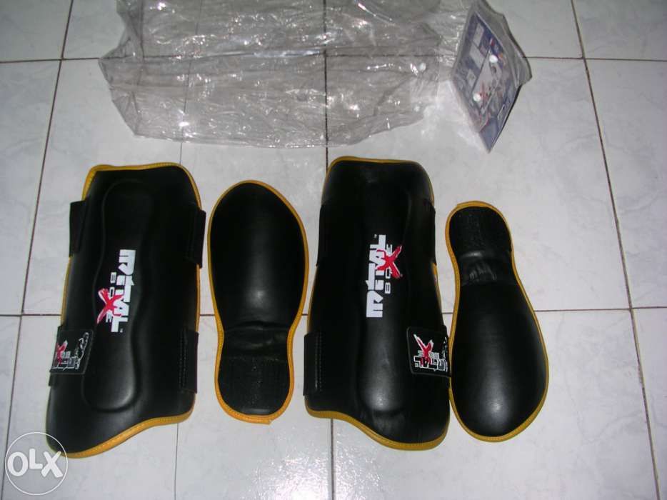 Luvas de Boxing e caneleiras Novas