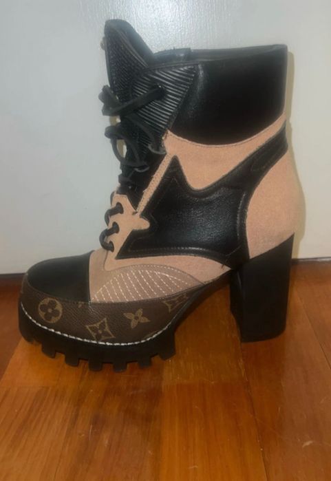 Botas Louis Vuitton -  Calfskin Monogram Star Trail Ankle Boots