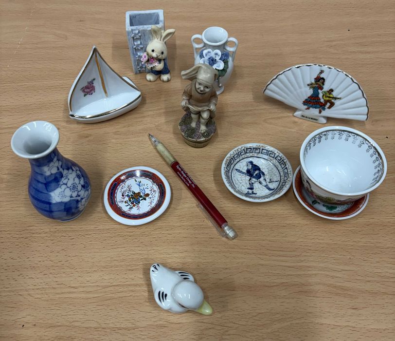 Lote 9 Miniaturas Porcelana/Cerâmica (Jarras, Figuras, Pratos)