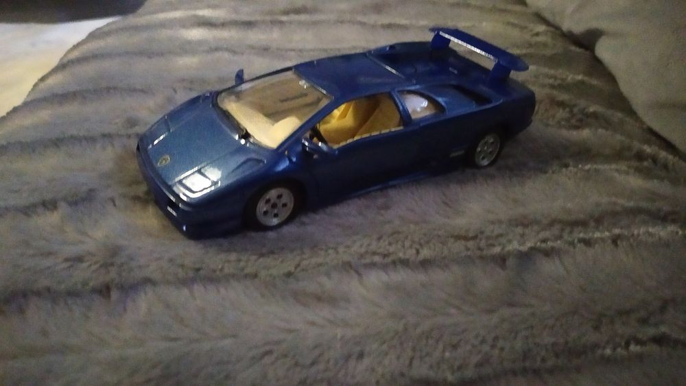 Carro Lamborghini Diablo ano 1990 escala 1/24 Burago