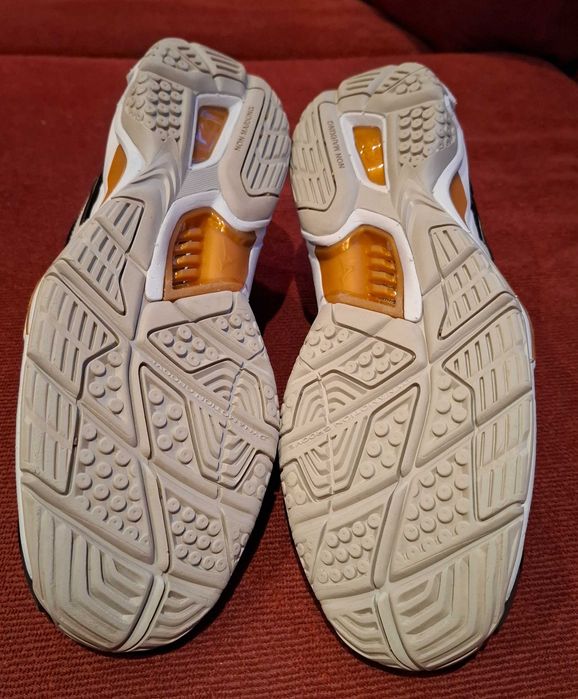 Волейбольне взуття Mizuno