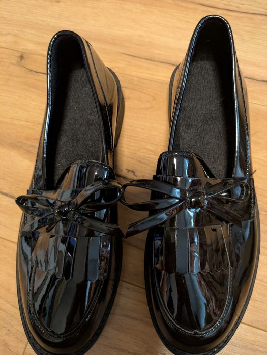 Sprzedam czarne lakierowane mokasyny dziewczęce - użyte 1 raz