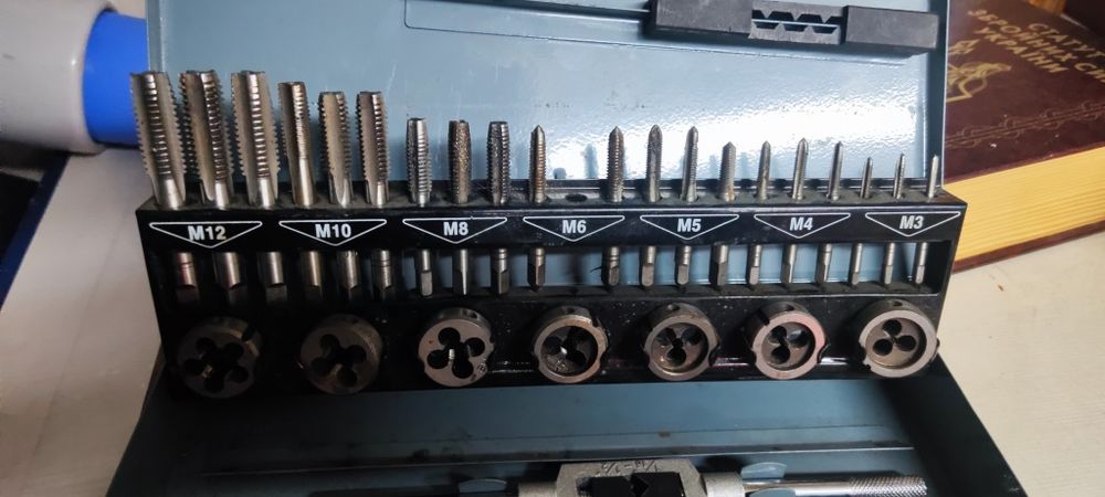 Набір плашок і метчиків