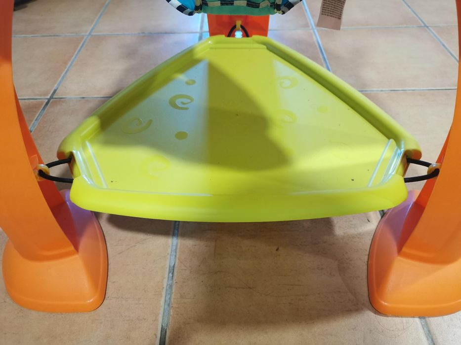 Saltador e Mesa de actividades Bright Starts