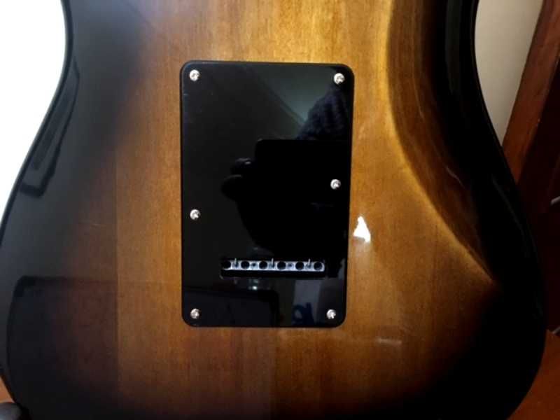 Guitarra Stratocaster em estado novo