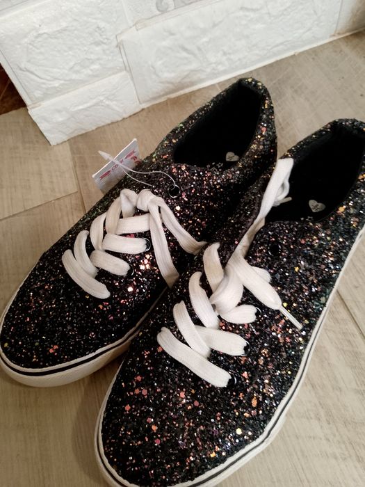 Продам кросівки, кеди 36 розміру , нові, купували за кордоном