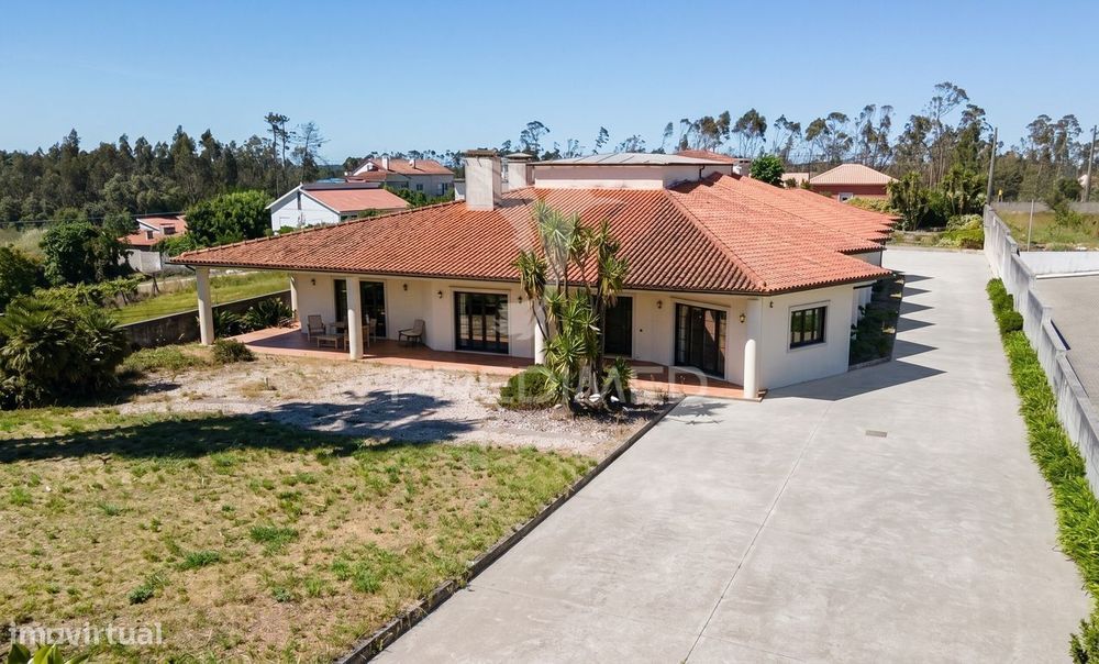 Moradia Térrea de Prestígio com Jardim Interior,  4 Suítes e Arquit...