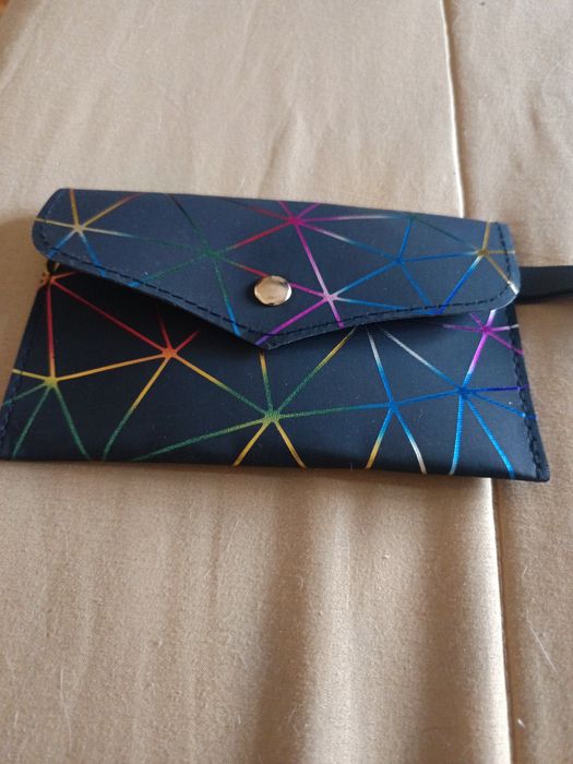 Bijuteria e bolsa pequenina para cartoes