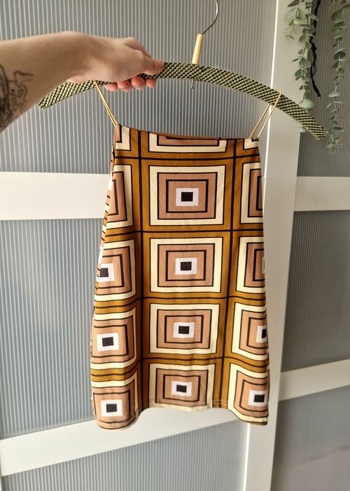złoty crop top na ramiączkach, mocne wycięcia pod pachami, śliski leją