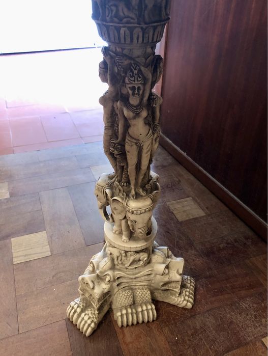 Mesa antiga em marfinite