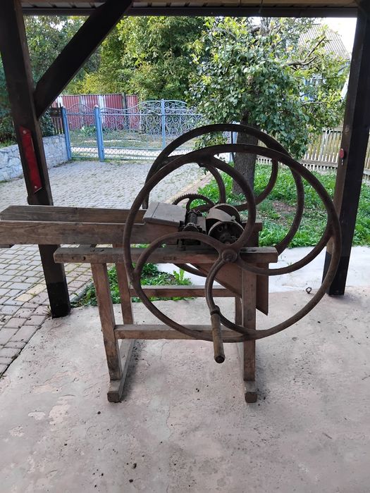 Продається  січкарня 1950 р. в доброму стані. М.Копичинці , Терноп. об