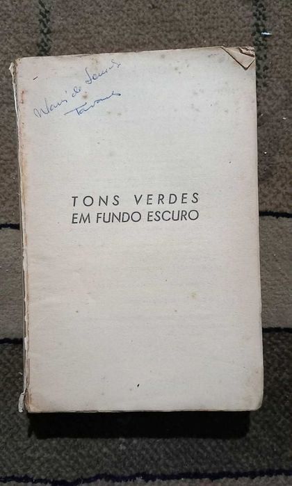 livro tons verdes em fundo escuro