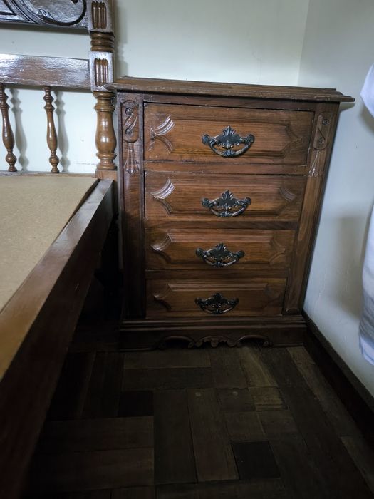Vendo cama com 2 mesas de cabeceira e 1 cómoda