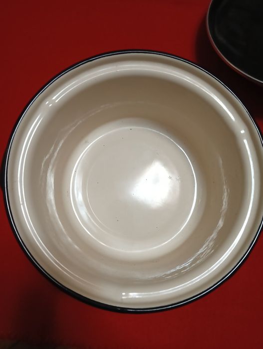 Эмалированная кастрюля на 3 литра.