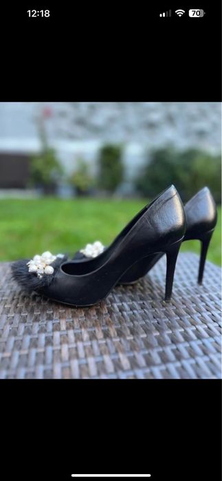 Stilettos/ sapatos altos Prof com pêlo e pérolas