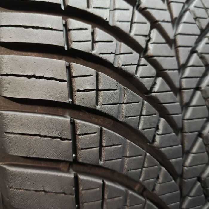 225/55/17 C Sprzedam parę opon całorocznych Goodyear z 2024 roku
