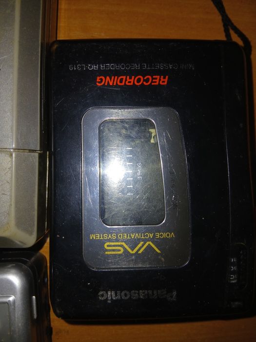 Продам  диктофон ,плееры  ,приемники