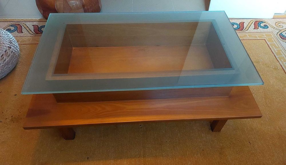Mesa de centro em pinho mel 1,05mx65 cm com tampo em vidro
